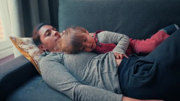 Madre Hijo Descansando Sofá Casa Tierno Momento Familiar Genuino Mamá — Vídeos de Stock