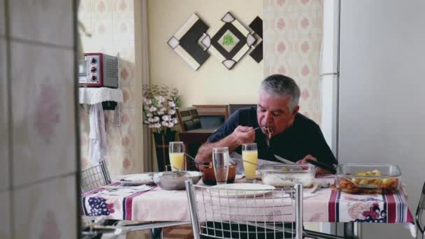 Äldre Par Äter Lunch Tillsammans Ett Anspråkslöst Hem Äkta Tillfällig — Stockvideo