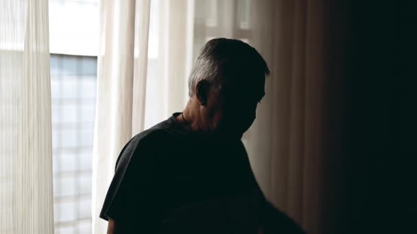 Депресивний Старший Чоловік Стоїть Біля Вікна Тіні Борються Старістю Психічними — стокове відео