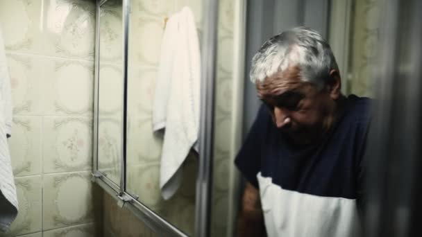 Homem Caucasiano Idoso Lamentando Memórias Passadas Frente Espelho Banheiro Lutando — Vídeo de Stock