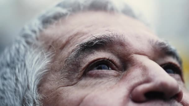 Kontemplacyjne Spojrzenie Starszego Mężczyzny Bliska Spoglądającego Górę Nadzieją Wiarą Pomarszczony — Wideo stockowe