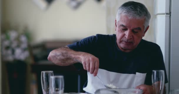 Senior Man Serveert Zichzelf Eten Tijdens Lunchtijd Candid Oudere Jaren — Stockvideo
