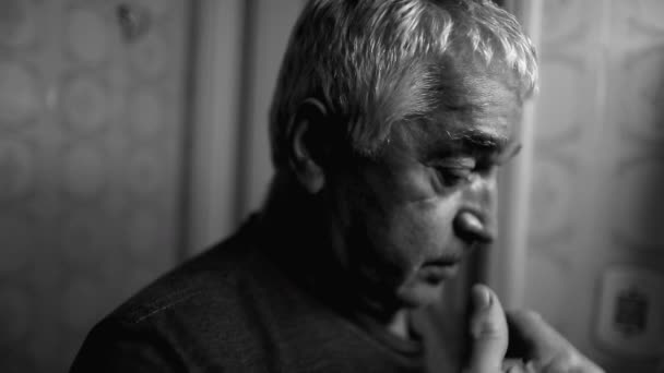 Omul Vârstă Dramatic Care Face Semnul Crucii Alb Negru Fața — Videoclip de stoc