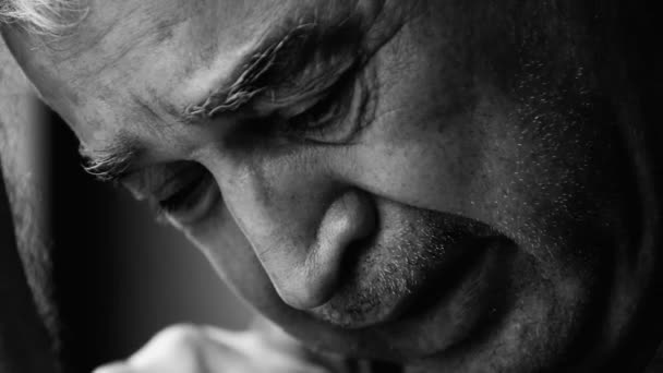 涙のある高齢者 激しいドラマチックな黒と白の精神的な絶望にある絶望的な70代の男性の究極の肖像画 老後の本格的なうつ病 — ストック動画