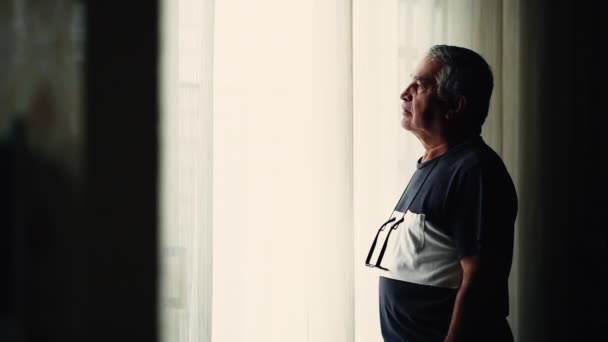 Vieil Homme Pensif Tient Près Fenêtre Regardant Maison Résidence Avec — Video