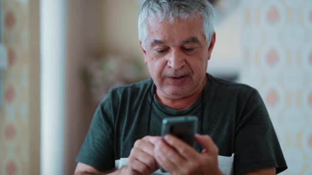 老年人拿起手机 对留言有消极的反应 70多岁的老年人不喜欢笑和皱眉 伤心和失望的情绪 — 图库视频影像