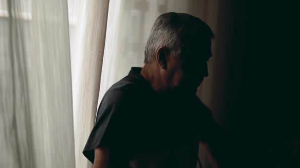 Homme Âgé Pensif Debout Dans Ombre Intérieur Pendant Les Périodes — Video