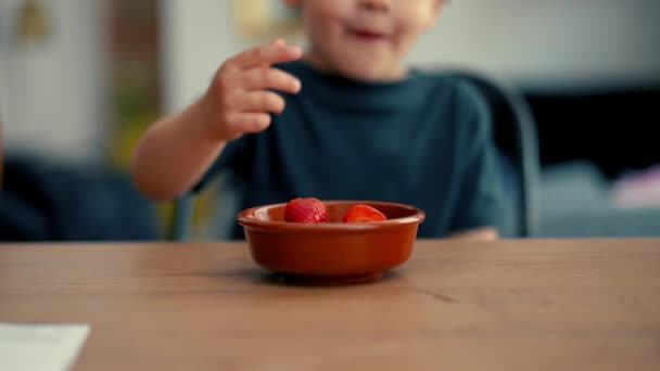 Детская Рука Собирает Клубнику Миски Сидящей Кухонном Столе Крупным Планом — стоковое видео