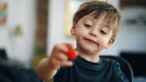 Kind Eten Aardbeien Fruit Een Jarige Blanke Jongen Snacken Gezond — Stockvideo