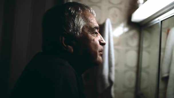 화장실 우울한 남자의 프로필 질환을 극적인 시선에서 인생의 어려움에 어려움으로 — 비디오