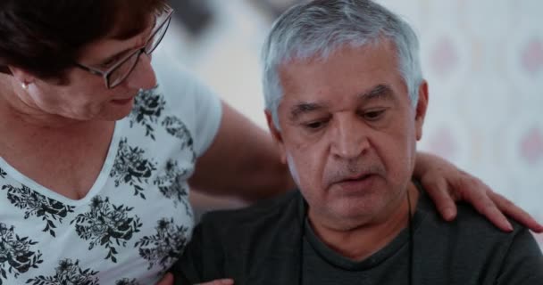 Unterstützende Ältere Ehepartner Beruhigt Gestressten Älteren Ehemann Angesichts Der Krise — Stockvideo