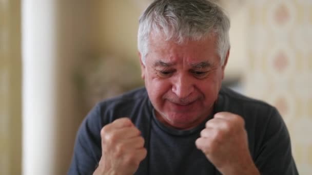Boldog Idősebb Férfi Ünnepli Sikert Közelkép Arca Kaukázusi Ősz Haj — Stock videók