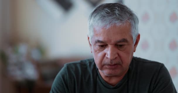 Depresivní Neoholený Starší Muž Zápasí Duševním Onemocněním Zblízka Tvář Kontemplativním — Stock video
