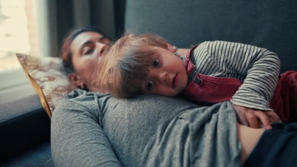 Menino Anos Deita Cima Mãe Cochilando Sofá Criança Sentindo Batimento — Vídeo de Stock