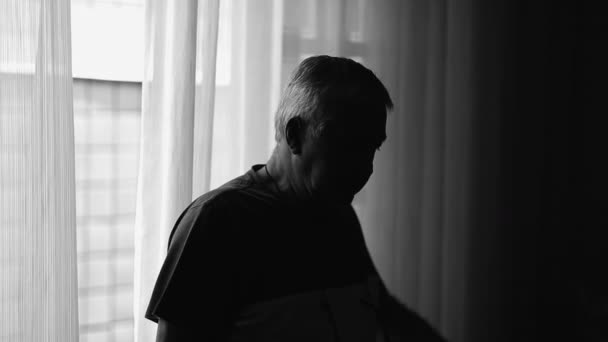 Homme Âgé Dans Désespoir Par Fenêtre Noir Blanc Dramatique Luttant — Video