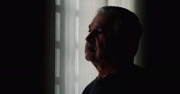 Zdrętwiały Starszy Mężczyzna Stoi Przy Oknie Obserwując Zewnątrz Izolacji Domowej — Wideo stockowe