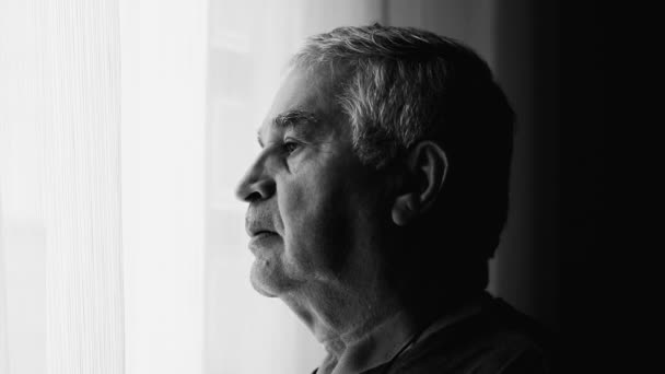 Profiel Van Pensive Senior Man Staren Buiten Uit Het Raam — Stockvideo
