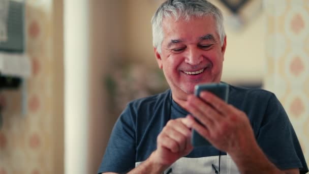 Anciano Leyendo Mensaje Edificante Teléfono Celular Primer Plano Del Hombre — Vídeos de Stock