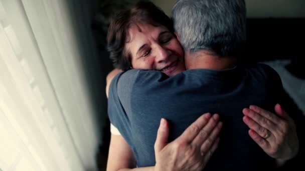 Mutlu Yaşlı Çiftin Sevgi Dolu Kucaklaşması Kocanın Kollarına Sarılmış Son — Stok video