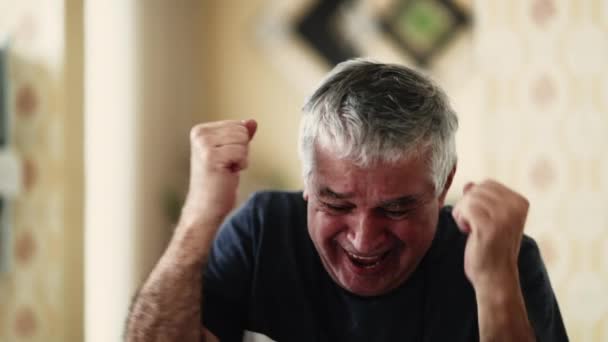 Щасливий Старший Чоловік Радіє Позитивним Новинам Справжній Підйом Літніх Індивідуальних — стокове відео
