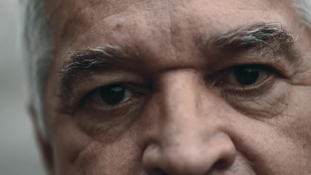 Starší Muž Vrásčitý Výraz Intenzivní Oční Kontakt Makro Zblízka Vrásčitý — Stock video