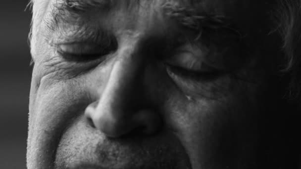 Leeftijd Man Deep Emotional Pain Tearful Close Portret Van Individuele — Stockvideo