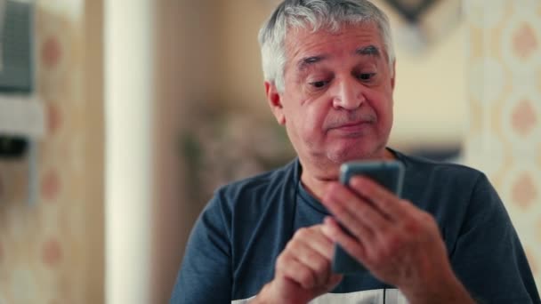 Ένας Ηλικιωμένος Άνδρας Που Διαβάζει Θετικό Μήνυμα Κρατώντας Κινητό Τηλέφωνο — Αρχείο Βίντεο