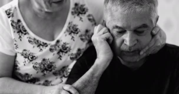 Starsza Żona Próbuje Pocieszyć Przygnębionego Męża Zmagającego Się Chorobą Psychiczną — Wideo stockowe