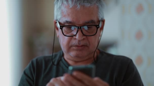 Серьезный Пожилой Человек Крупным Планом Лицо Глядя Экран Мобильного Телефона — стоковое видео