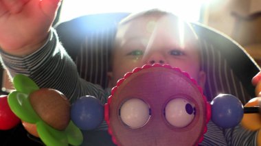 Bebek çocuk, çocuk sandalyesinde oturuyordu. Artistik mercekli.