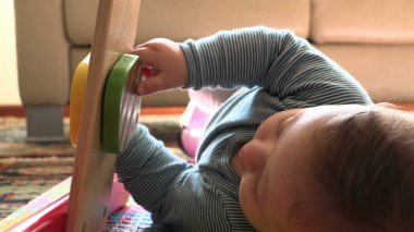 Dünyayı keşfeden tatlı bir bebek bebek.