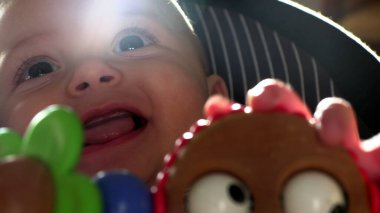 Mutlu bebek bebek gülümseyen ve gülen sanatsal lens fişeği