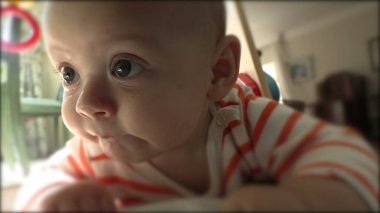 Bebek yerde emeklemeyi öğreniyor.