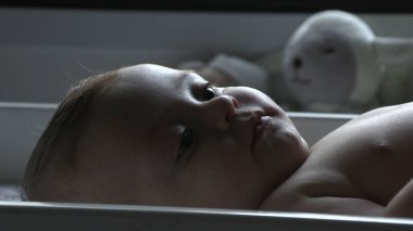 Pencerenin kenarındaki şirin bebek yüzü.