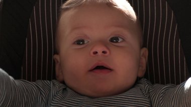 Sevimli şirin bebek mutlu gülümsüyor.