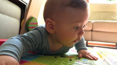 Evde tek başına dünyayı keşfeden tatlı bir erkek bebek.