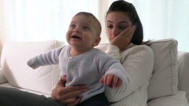 Yorgun bir anne gözlerini ovuşturuyor. Bitkin hissediyorum.