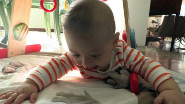 Bebek bebek emeklemeye çalışıyor.