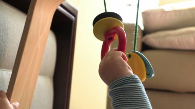 Bebek evde tek başına oynuyor.