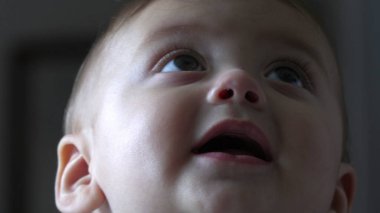 Bebek yüzlü, gülümseyerek dünyayı öğreniyor.