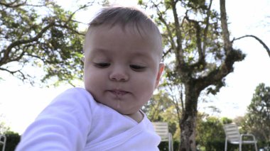 Küçük bebek doğaya dokunarak dünyayı keşfediyor.