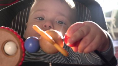 Bebek ısıran sevimli oyuncak bebek koltuğunda