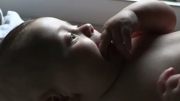 Närbild Söt Bedårande Spädbarn Ansikte Tittar Till Fönstret — Stockfoto