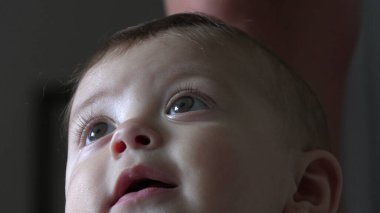 Sevimli hipnotize edilmiş bebek öğreniyor dünyanın yüzünü keşfediyor.