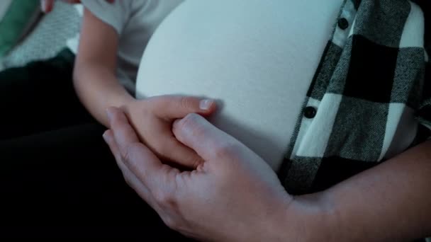 子供と母親の手 柔らかい方法で第3期の腹の妊娠を受け入れる — ストック動画