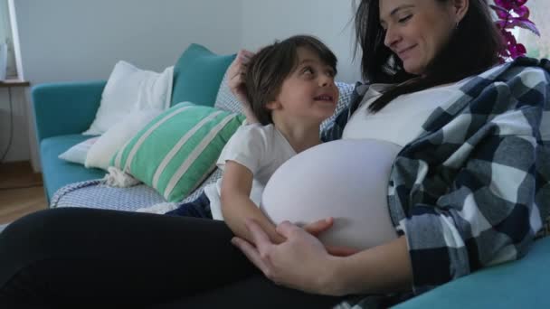 Menino Anos Que Amorosamente Abraça Barriga Grávida Mãe Sofá Momento — Vídeo de Stock
