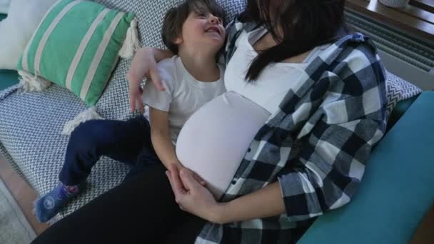 Kind Liefdevolle Knuffel Aan Zwangere Moeder Omhelzing Van Ongeboren Broertje — Stockvideo