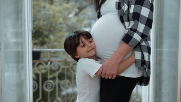 Menino Pequeno Abraçando Barriga Mãe Expectante Por Varanda Afeto Terno — Vídeo de Stock