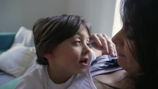 Anne Yaşındaki Oğlunun Alnını Saçlarını Şefkatle Okşuyor Çocuk Ebeveyn Arasında — Stok video
