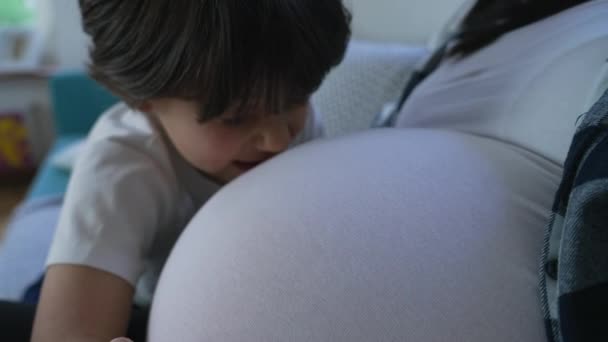 Pětiletý Chlapec Láskyplně Objímající Těhotné Břicho Matky Gauči Srdcervoucí Rodinný — Stock video